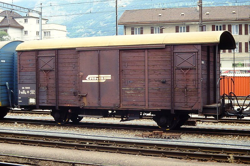 RhB - Gb 5905 am 06.06.1990 in Chur - Gedeckter Gterwagen 2-achsig mit 1 offenen Plattform - Baujahr 1931 - SWS - Gewicht 7,64t - Zuladung 15,00t - LP 8,50m - zulssige Geschwindigkeit 65 km/h - 2=04.08.1987 - Lebenslauf: ex K 5705 - 1950 K 5905 - 1969 Gb 5905 - 10/1996 Abbruch - Hinweis: gescanntes Dia.
