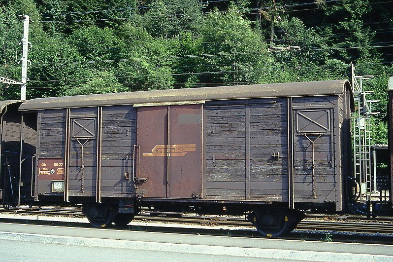 RhB - Gb 5907 am 25.06.1994 in Reichenau - Gedeckter Gterwagen 2-achsig mit 1 offenen Plattform - Baujahr 1931 - SWS - Gewicht 7,83t - Zuladung 15,00t - LP 8,50m - zulssige Geschwindigkeit Aufkleber 70 km/h - 2=20.11.01990 - Lebenslauf: ex K 5707 - 1950 K 5907 - 1969 Gb 5907 - 09/1996 Abbruch - Hinweis: gescanntes Dia.
