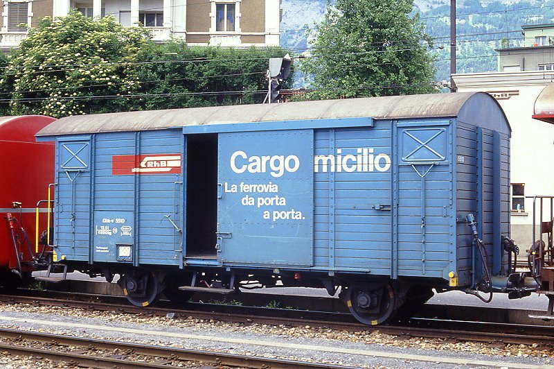 RhB - Gbk-v 5510 am 03.06.1990 in Chur - Gedeckter Gterwagen 2-achsig mit 1 offenen Plattform CARGO DOMICILI - Baujahr 1911 - LOUV/RhB - Gewicht 6,89t - Zuladung 12,50t - LP 8,49m - zulssige Geschwindigkeit 75 km/h - 2=20.03.1987 - Beschriftung: italienisch - Lebenslauf: ex K1 5510 - 1976a - 1977 Gbk-v 5510 - 05/2003 Abbruch - Hinweis: gescanntes Dia
