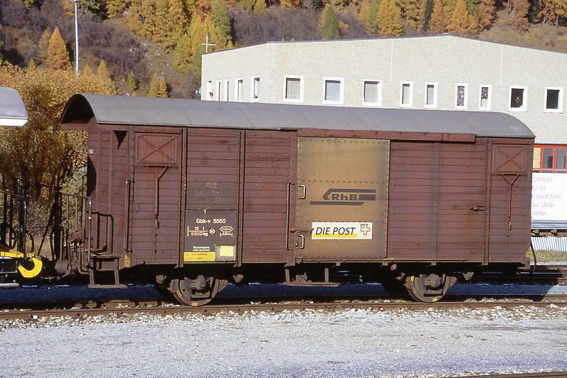 RhB - Gbk-v 5560 am 22.10.1998 in Zernez - Gedeckter Gterwagen 2-achsig mit 1 offenen Plattform Werbung: DIE POST - Baujahr 1913 - Reich - Gewicht 6,80t - Zuladung 12,00t - LP 8,49m - zulssige Geschwindigkeit Aufkleber 80 km/h -2=05.04.1987 - Lebenslauf: ex K1 5560 - 1969 Gbk-v 5560 - 1975a - 1977 Gbk-v 5560 - ? 2006 Abbruch - Hinweis: genderte Zuladung, genderte zulssige Geschwindigkeit, gescanntes Dia
