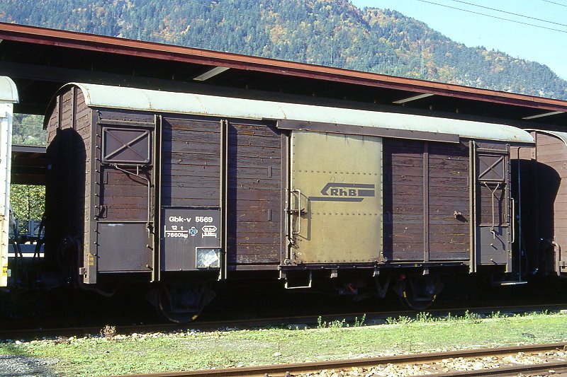 RhB - Gbk-v 5569 am 17.10.1998 in Landquart - Gedeckter Gterwagen 2-achsig mit 1 offenen Plattform - Baujahr 1913 - Reich - Gewicht 7,60t - Zuladung 12,00t - LP 8,49m - zulssige Geschwindigkeit Aufkleber 70 km/h - 2=01.06.1992 - Lebenslauf: ex K1 5569 - 1969 Gbk-v 5569 - 06/2002 Abbruch - Hinweis: gescanntes Dia
