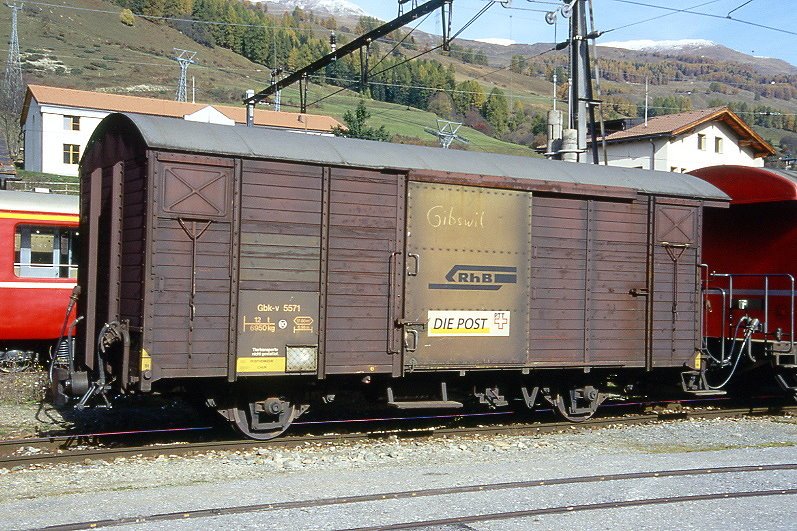 RhB - Gbk-v 5571 am 22.10.1998 in Scuol - Gedeckter Gterwagen 2-achsig mit 1 offenen Plattform - Werbung: DIE POST - Baujahr 1913 - Reich - Gewicht 6,95t - Zuladung 12,00t - LP 8,49m - zulssige Geschwindigkeit Aufkleber 80 km/h - 2=02.08.1990 - Lebenslauf: ex K1 5571 - 1969 Gbk-v 5571 - ? 2006 Abbruch - Hinweis: genderte Zuladung, genderte zulssige Geschwindigkeit, gescanntes Dia
