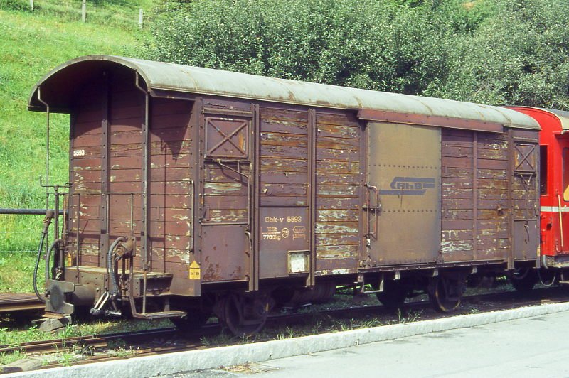 RhB - Gbk-v 5593 am 27.08.1996 in Thusis - Gedeckter Gterwagen 2-achsig mit 1 offenen Plattform - Baujahr 1913 - Reichsh/Gestle - Gewicht 7,70t - Zuladung 12,50t - LP 8,49m - zulssige Geschwindigkeit 75 km/h - 2=24.05.1988 - Lebenslauf: exK1 5593 - 1969 Gbk-v 5593 - 06/2002 Abbruch. Hinweis: gescanntes Dia
