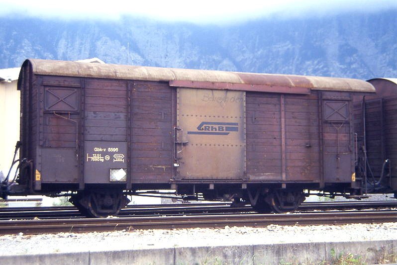 RhB - Gbk-v 5596 am 08.06.1992 in Landquart - Gedeckter Gterwagen 2-achsig mit 1 offenen Plattform - Baujahr 1913 - Reichsh/Gestle - Gewicht 7,69t - Zuladung 12,50t - LP 8,49m - zulssige Geschwindigkeit 75 km/h - 2=21.06.1988 - Lebenslauf: exK1 5596 - 1969 Gbk-v 5596. Hinweis: gescanntes Dia
