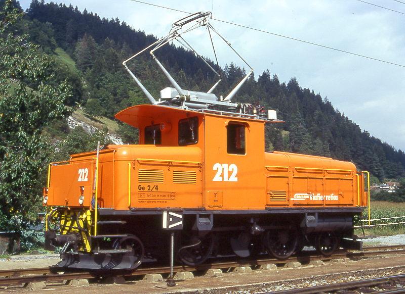 RhB - Ge 2/4 212 am 27.08.1995 in ILANZ - RANGIERLOK - Baujahr 1913 - SLM2309/BBC728/RhB -  Gewicht 33,00t - 230 KW - LP 8,70m - zulssige Geschwindigkeit 55 km/h. Mutation: ex Ge 2/4 206 - 1943 Ge 2/4 212. Hinweis: Lok in neuer Lackierung mit groer Nummer.
