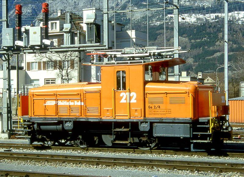 RhB - Ge 2/4 212 am 28.02.1997 in CHUR - RANGIERLOK - Baujahr 1913 - SLM2309/BBC728/RhB -  Gewicht 33,00t - 230 KW - LP 8,70m - zulssige Geschwindigkeit 55 km/h. Mutation: ex Ge 2/4 206 - 1943 Ge 2/4 212. Hinweis: Lok in neuer Lackierung mit groer Nummer.
