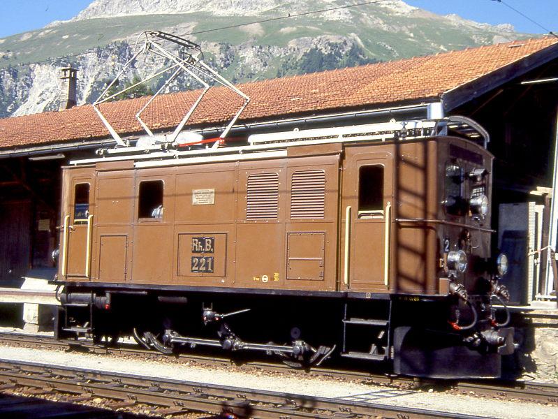 RhB - Ge 2/4 221 am 21.08.1991 in SAMEDAN - elektrische UMBAU-LOKOMOTIVE - bernahme 06.04.1913 - SLM2306/BBC725 - Gewicht 30,00t - 450 KW - LP 8,70m - zulssige Geschwindigkeit 55 km/h - ex Ge 2/4 203 - 06.06.1945 Ge 2/4 221 - 1993 nach Getriebeschaden remisiert - 1997 Motor in 222 eingebaut - 1999 Abbruch! 
