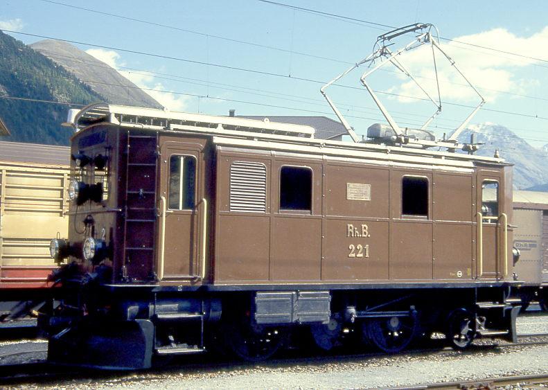 RhB - Ge 2/4 221 am 31.08.1993 in SAMEDAN - elektrische UMBAU-LOKOMOTIVE - bernahme 06.04.1913 - SLM2306/BBC725 - Gewicht 30,00t - 450 KW - LP 8,70m - zulssige Geschwindigkeit 55 km/h - ex Ge 2/4 203 - 06.06.1945 Ge 2/4 221 - 1993 nach Getriebeschaden remisiert - 1997 Motor in 222 eingebaut - 1999 Abbruch! 
