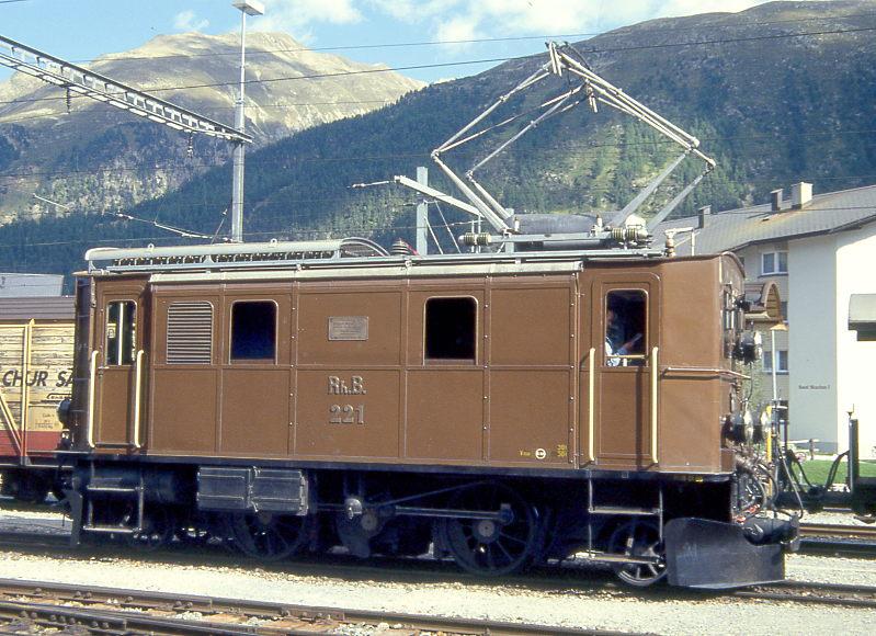 RhB - Ge 2/4 221 am 31.08.1993 in SAMEDAN - elektrische UMBAU-LOKOMOTIVE - bernahme 06.04.1913 - SLM2306/BBC725 - Gewicht 30,00t - 450 KW - LP 8,70m - zulssige Geschwindigkeit 55 km/h - ex Ge 2/4 203 - 06.06.1945 Ge 2/4 221 - 1993 nach Getriebeschaden remisiert - 1997 Motor in 222 eingebaut - 1999 Abbruch! 

