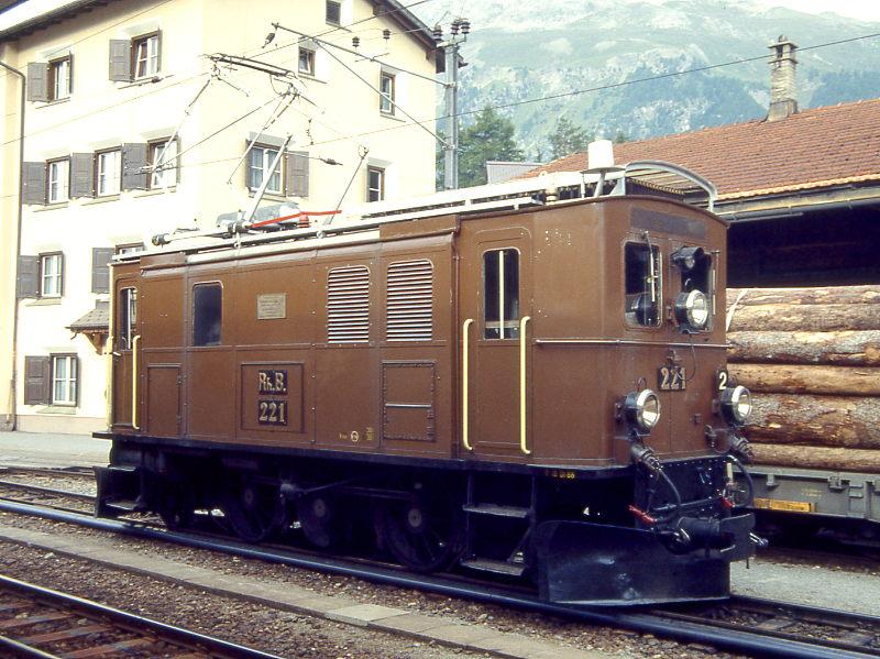 RhB - Ge 2/4 221 am 03.09.1993 in SAMEDAN - elektrische UMBAU-LOKOMOTIVE - bernahme 06.04.1913 - SLM2306/BBC725 - Gewicht 30,00t - 450 KW - LP 8,70m - zulssige Geschwindigkeit 55 km/h - ex Ge 2/4 203 - 06.06.1945 Ge 2/4 221 - 1993 nach Getriebeschaden remisiert - 1997 Motor in 222 eingebaut - 1999 Abbruch! 
