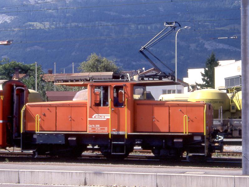 RhB - Ge 3/3 215 am 06.09.1996 in CHUR - Thyristorgesteuerte RANGIERLOK - bernahme 12.07.1984 - RACO/BBC -  Gewicht 33,00t - 425 KW - LP 8,64m - zulssige Geschwindigkeit 40 km/h - 60 km/h geschleppt.Hinweis: noch mit alter Beschriftung! 
