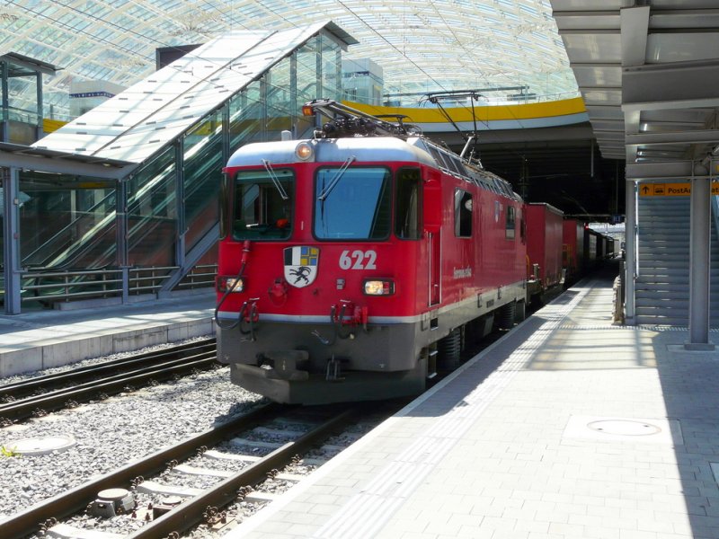RhB - Ge 4/4 622 vor Gterzug im Bahnhof von Chur am 07.05.2009