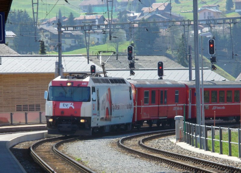 RhB - Ge 4/4 641 bei der einfahrt in den Bahnhof von Klosters am 20.04.2007