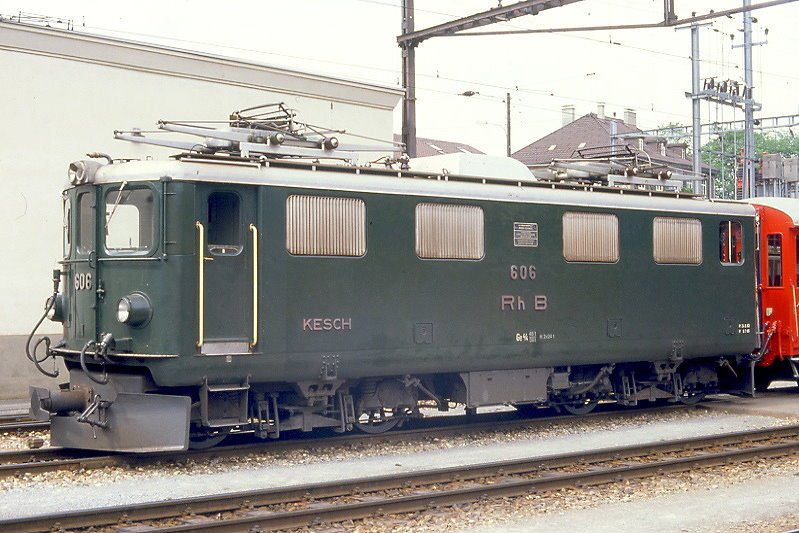 RhB - Ge 4/4 I 606  KESCH  am 20.05.1989 in Chur - STRECKEN-LOKOMOTIVE - bernahme 15.06.1953 - SLM4081/MFO/BBC - 1184 KW - Gewicht 48,00t - LP 12,10m - zulssige Geschwindigkeit 80 km/h. Hinweis: noch vor Umbau und mit Scherenpantografen.
