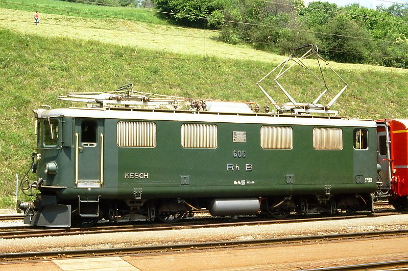 RhB - Ge 4/4 I 606  KESCH  am 26.06.1989 in Filisur - STRECKEN-LOKOMOTIVE - bernahme 15.06.1953 - SLM4081/MFO/BBC - 1184 KW - Gewicht 48,00t - LP 12,10m - zulssige Geschwindigkeit 80 km/h. Hinweis: noch vor Umbau und mit Scherenpantografen.
