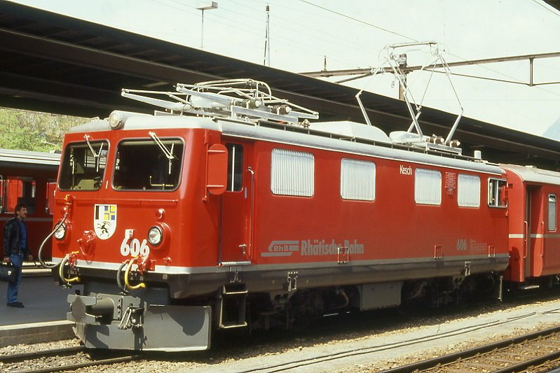 RhB - Ge 4/4 I 606  KESCH  am 20.05.1991 in Chur - STRECKEN-LOKOMOTIVE - bernahme 15.06.1953 - SLM4081/MFO/BBC - 1184 KW - Gewicht 48,00t - LP 12,10m - zulssige Geschwindigkeit 80 km/h. Hinweis: noch mit Scherenpantografen.
