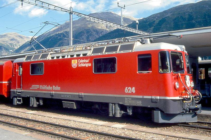 RhB - Ge 4/4 II 624  CELERINA/SCHLARIGNA  am 31.08.1993 in Samedan - Thyristor-Streckenlokomotive - bernahme 10.05.1984 - SLM5265/BBC - 1700 KW - Gewicht 50,00t - LP 12,74m - zulssige Geschwindigkeit 90 km/h - 2=15.04.1991 - Logo RhB deutsch.
