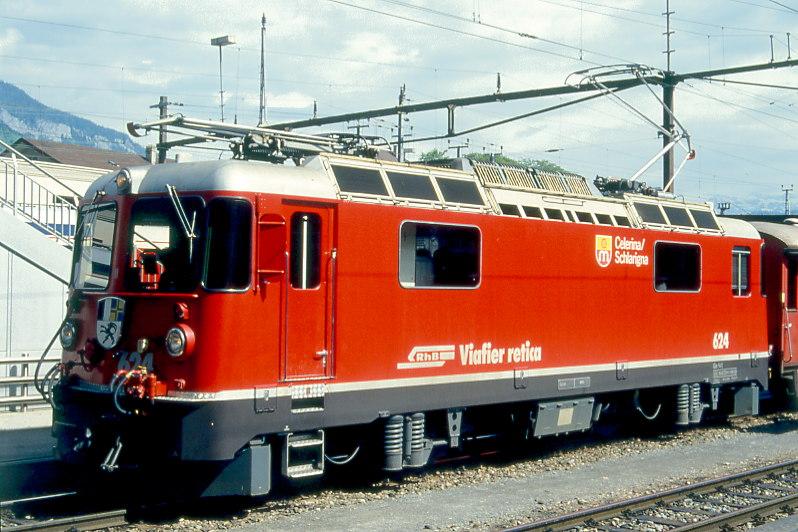 RhB - Ge 4/4 II 624  CELERINA/SCHLARIGNA  am 13.05.1995 in Chur - Thyristor-Streckenlokomotive - bernahme 10.05.1984 - SLM5265/BBC - 1700 KW - Gewicht 50,00t - LP 12,74m - zulssige Geschwindigkeit 90 km/h - 2=15.04.1991 - Logo RhB rhtoromanisch.
