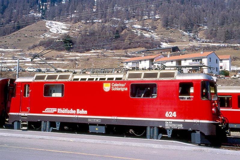 RhB - Ge 4/4 II 624  CELERINA/SCHLARIGNA  am 13.03.2000 in Scuol - Thyristor-Streckenlokomotive - bernahme 10.05.1984 - SLM5265/BBC - 1700 KW - Gewicht 50,00t - LP 12,74m - zulssige Geschwindigkeit 90 km/h - 2=01.02.1999 - Logo RhB deutsch.
