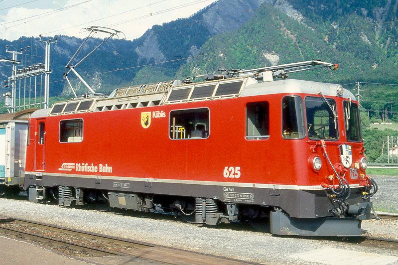 RhB - Ge 4/4 II 625  KBLIS  am 17.05.1994 in Untervaz - Thyristor-Streckenlokomotive - bernahme 01.06.1984 - SLM5266/BBC - 1700 KW - Gewicht 50,00t - LP 12,74m - zulssige Geschwindigkeit 90 km/h - 2=14.06.1991 - Logo RhB deutsch.
