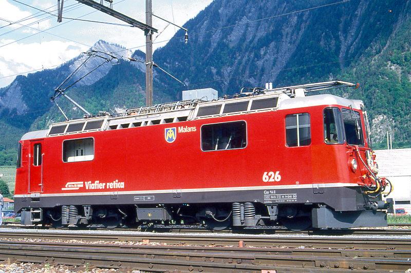 RhB - Ge 4/4 II 626  MALANS  am 17.05.1994 in Untervaz - Thyristor-Streckenlokomotive - bernahme 28.06.1984 - SLM5267/BBC - 1700 KW - Gewicht 50,00t - LP 12,74m - zulssige Geschwindigkeit 90 km/h - 2=05.09.1991 - Logo RhB rhtoromanisch.
