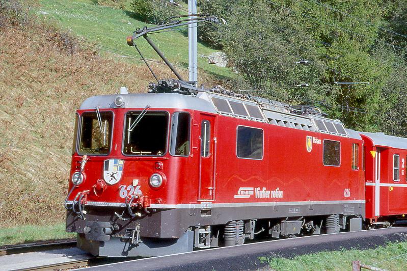 RhB - Ge 4/4 II 626  MALANS  am 13.10.1999 in Susch - Thyristor-Streckenlokomotive - bernahme 28.06.1984 - SLM5267/BBC - 1700 KW - Gewicht 50,00t - LP 12,74m - zulssige Geschwindigkeit 90 km/h - 2=05.09.1991 - 1=22.10.097 - Logo RhB rhtoromanisch.
