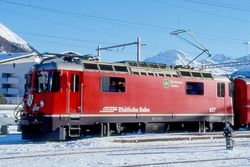 RhB - Ge 4/4 II 627  REICHENAU-TAMINS  am 30.01.1998 in Samedan - Thyristor-Streckenlokomotive - bernahme 02.08.1984 - SLM5268/BBC - 1700 KW - Gewicht 50,00t - LP 12,74m - zulssige Geschwindigkeit 90 km/h - 2=08.11.1991 - 1=04.11.1997 - Logo RhB deutsch.
