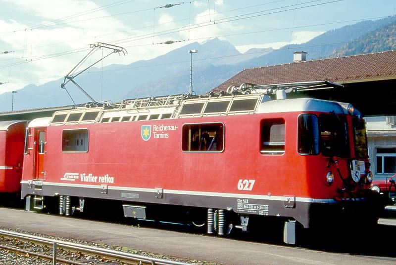 RhB - Ge 4/4 II 627  REICHENAU-TAMINS  am 17.10.1998 in Landquart - Thyristor-Streckenlokomotive - bernahme 02.08.1984 - SLM5268/BBC - 1700 KW - Gewicht 50,00t - LP 12,74m - zulssige Geschwindigkeit 90 km/h - 2=08.11.1991 - 1=04.11.1997 - Logo RhB rhtoromanisch.
