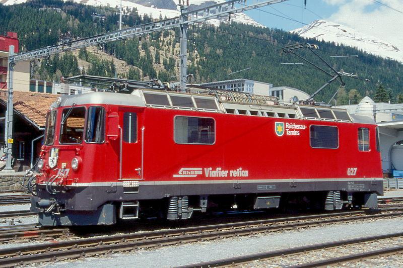 RhB - Ge 4/4 II 627  REICHENAU-TAMINS  am 09.05.1999 in Davos Dorf - Thyristor-Streckenlokomotive - bernahme 02.08.1984 - SLM5268/BBC - 1700 KW - Gewicht 50,00t - LP 12,74m - zulssige Geschwindigkeit 90 km/h - 2=08.11.1991 - 1=04.11.1997 - Logo RhB rhtoromanisch.
