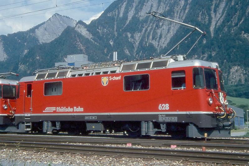 RhB - Ge 4/4 II 628  S-CHANF  am 07.06.1993 in Untervaz - Thyristor-Streckenlokomotive - bernahme 30.08.1984 - SLM5269/BBC - 1700 KW - Gewicht 50,00t - LP 12,74m - zulssige Geschwindigkeit 90 km/h - 2=24.01.1992 - Logo RhB deutsch - runde Scheinwerfer.
