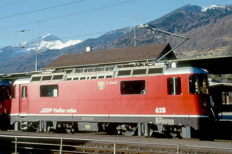 RhB - Ge 4/4 II 628  S-CHANF  am 20.02.1998 in Landquart - Thyristor-Streckenlokomotive - bernahme 30.08.1984 - SLM5269/BBC - 1700 KW - Gewicht 50,00t - LP 12,74m - zulssige Geschwindigkeit 90 km/h - 2=24.01.1992 - 1=30.01.1998 - Logo RhB rhtoromanisch - runde Scheinwerfer.

