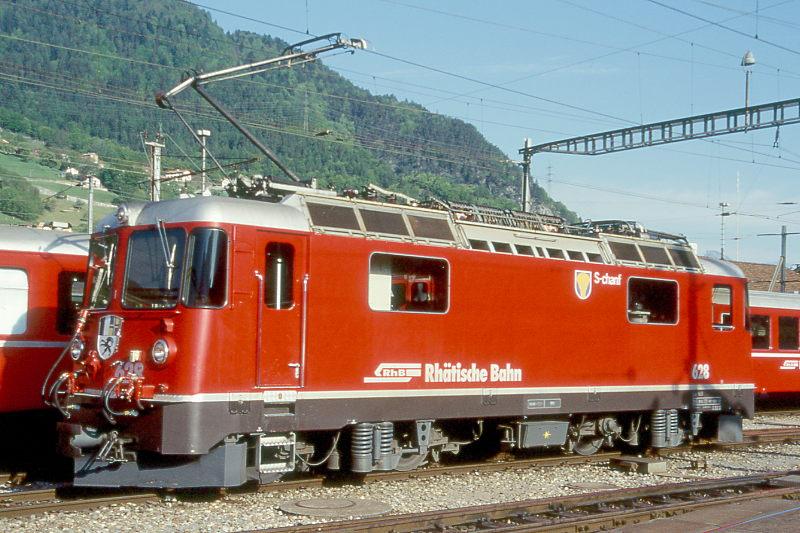 RhB - Ge 4/4 II 628  S-CHANF  am 10.05.1998 in Landquart - Thyristor-Streckenlokomotive - bernahme 30.08.1984 - SLM5269/BBC - 1700 KW - Gewicht 50,00t - LP 12,74m - zulssige Geschwindigkeit 90 km/h - 2=24.01.1992 - 1=30.01.1998 - Logo RhB deutsch - runde Scheinwerfer.
