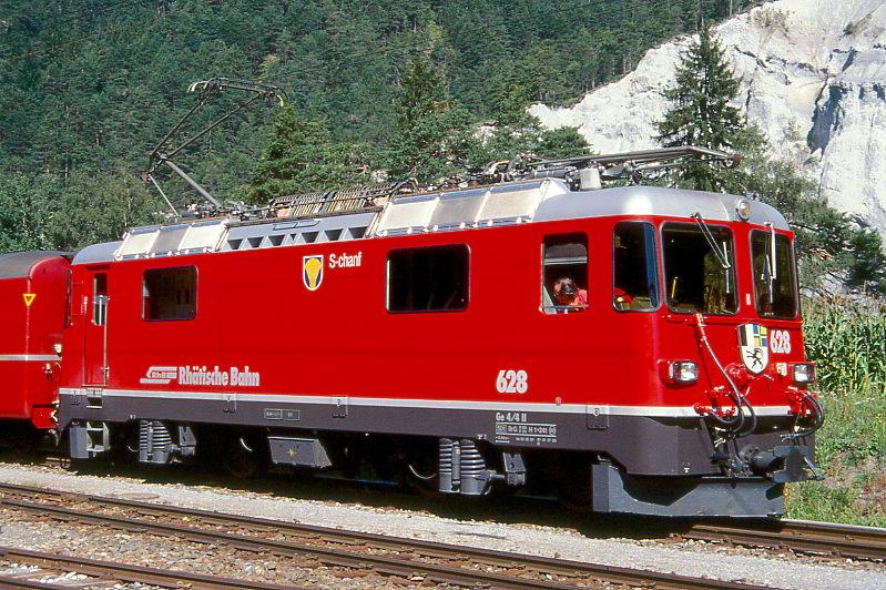 RhB - Ge 4/4 II 628  S-CHANF  am 24.08.2000 in Versam-Safien - Thyristor-Streckenlokomotive - bernahme 30.08.1984 - SLM5269/BBC - 1700 KW - Gewicht 50,00t - LP 12,74m - zulssige Geschwindigkeit 90 km/h - 2=07.07.2000 - Logo RhB deutsch - rechteckige Scheinwerfer.
