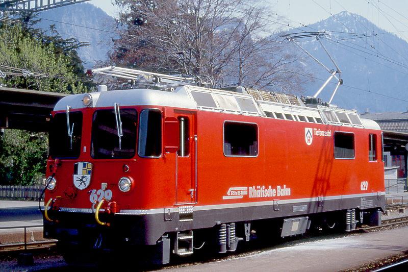 RhB - Ge 4/4 II 629  TIEFENCASTEL  am 26.04.1992 in Landquart - Thyristor-Streckenlokomotive - bernahme 04.10.1984 - SLM5270/BBC - 1700 KW - Gewicht 50,00t - LP 12,74m - zulssige Geschwindigkeit 90 km/h - 2=26.03.1992 - Logo RhB deutsch - runde Scheinwerfer.
