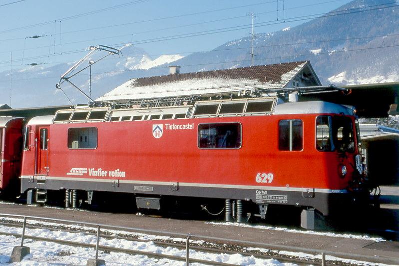 RhB - Ge 4/4 II 629  TIEFENCASTEL  am 30.01.1998 in Landquart - Thyristor-Streckenlokomotive - bernahme 04.10.1984 - SLM5270/BBC - 1700 KW - Gewicht 50,00t - LP 12,74m - zulssige Geschwindigkeit 90 km/h - 2=26.03.1992 - Logo RhB rhtoromanisch - runde Scheinwerfer.
