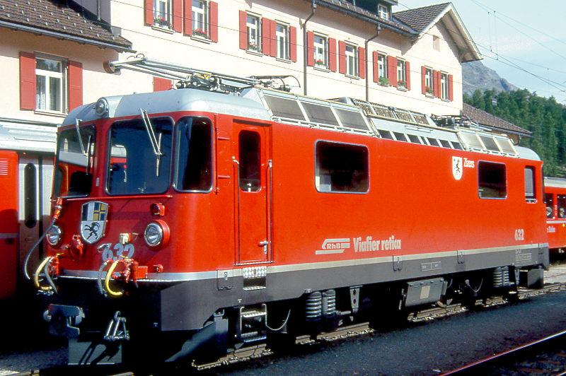 RhB - Ge 4/4 II 632  ZIZERS  am 30.08.1993 in Pontresina - Thyristor-Streckenlokomotive - bernahme 12.12.1984 - SLM5273/BBC - 1700 KW - Gewicht 50,00t - LP 12,74m - zulssige Geschwindigkeit 90 km/h - 2=28.01.1993 - Logo RhB rhtoromanisch.
