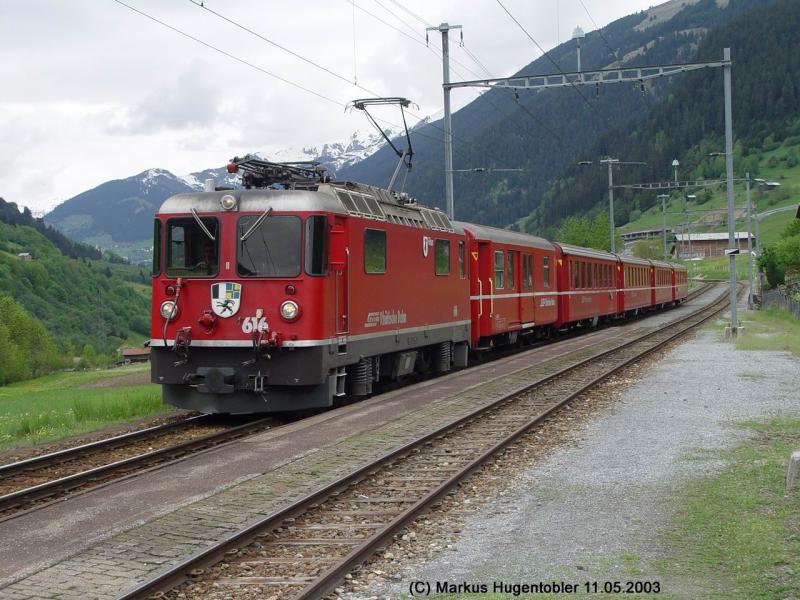 RhB Ge 4/4 II 616 vor dem Reg 244 Disentis/Mustr - Chur am 11.05.2003 in Sumvitg - Cumpadials