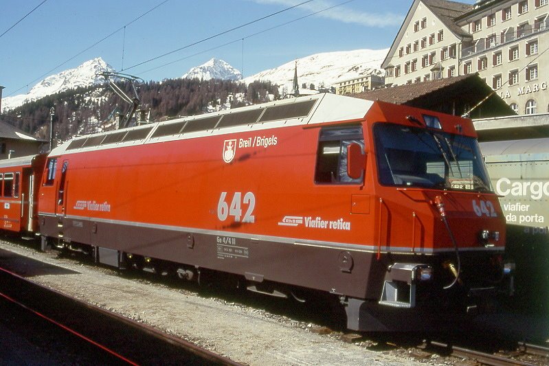 RhB - Ge 4/4 III 642  BRAIL/BRIGELS  am 31.03.1996 in St.Moritz - Drehstrom-Universallokomotive - bernahme 24.01.1994 - SLM5490/ABB - 3200 KW - Gewicht 62,00t - LP 16,00m - zulssige Geschwindigkeit 100 km/h - Logo RhB rhtoromanisch - Werbung: ohne
