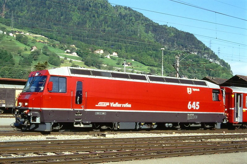 RhB - Ge 4/4 III 645  TUJETSCH  am 10.05.1998 in Landquart - Drehstrom-Universallokomotive - bernahme 31.05.1994 - SLM5493/ABB - 3200 KW - Gewicht 62,00t - LP 16,00m - zulssige Geschwindigkeit 100 km/h - Logo RhB rhtoromanisch - Werbung: ohne - gescanntes Dia 
