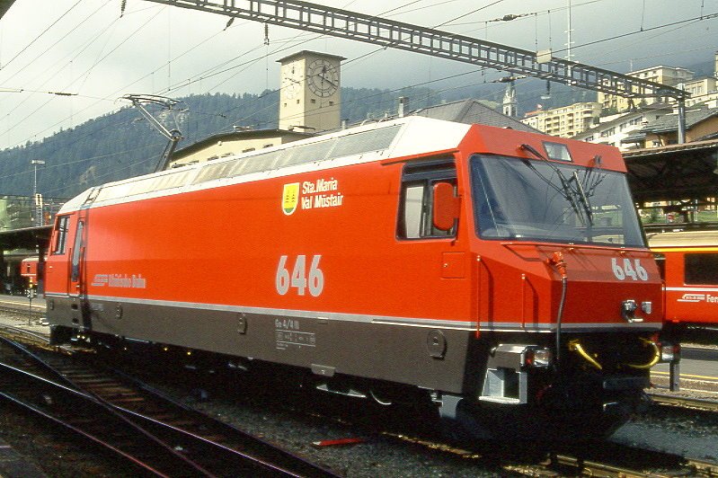RhB - Ge 4/4 III 646  Sta.MARIA VAL MSTAIR  am 07.09.1994 in St.Moritz - Drehstrom-Universallokomotive - bernahme 27.06.1994 - SLM5494/ABB - 3200 KW - Gewicht 62,00t - LP 16,00m - zulssige Geschwindigkeit 100 km/h - Logo RhB deutsch - Werbung: ohne - gescanntes Dia 
