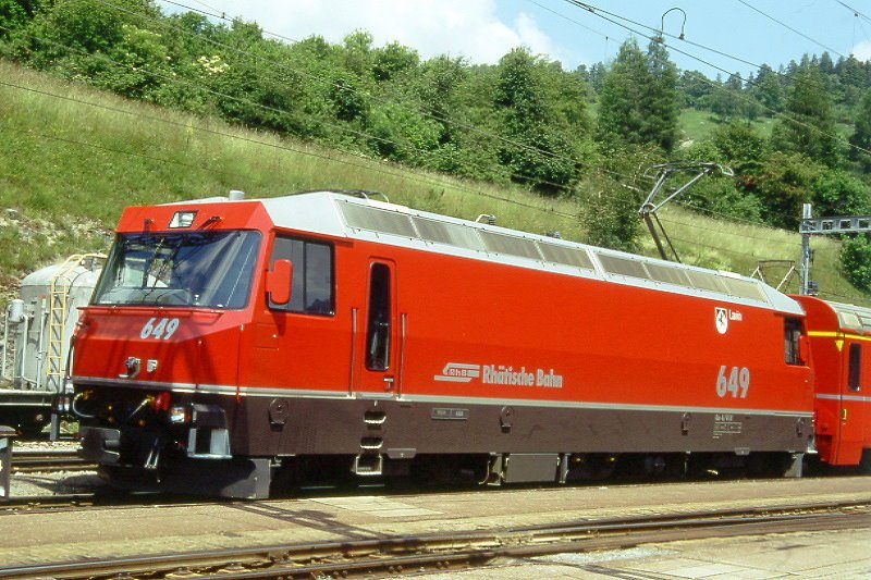 RhB - Ge 4/4 III 649  LAVIN  am 28.06.1995 in Filisur - Drehstrom-Universallokomotive - bernahme 08.12.1994 - SLM5636/ABB - 3200 KW - Gewicht 62,00t - LP 16,00m - zulssige Geschwindigkeit 100 km/h - Logo RhB deutsch - Werbung: ohne
