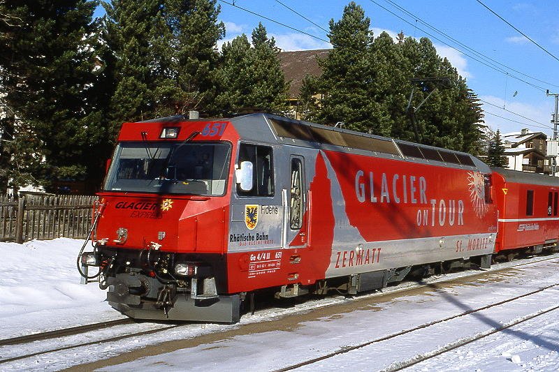 RhB - Ge 4/4 III 651  FIDERIS  am 24.12.2007 in Celerina - Drehstrom-Universallokomotive - bernahme 28.09.1999 - SLM/ABB - 3200 KW - Gewicht 62,00t - LP 16,00m - zulssige Geschwindigkeit 100 km/h - 1=08.12.2004 - Logo Graubnden - Werbung: CLACIER on TOUR
