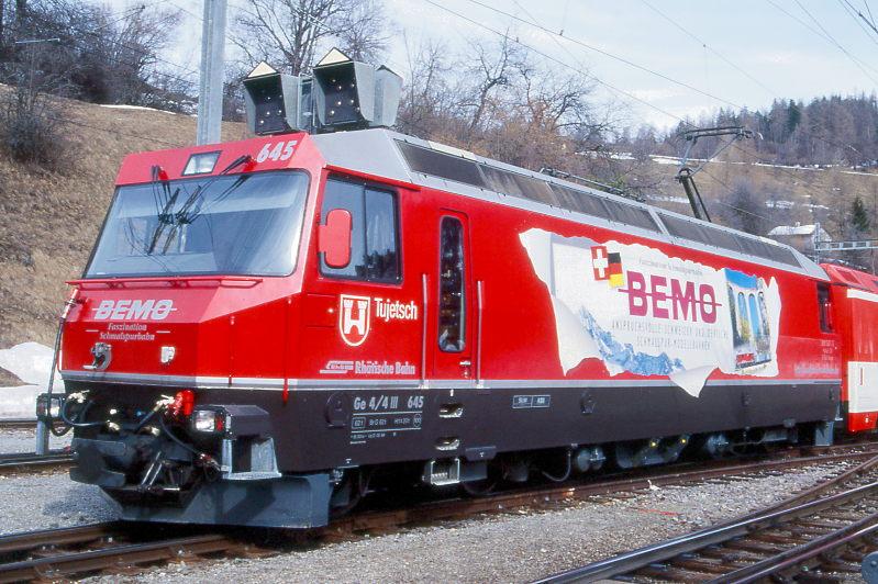 RhB - Ge 4/4 III 645  TUJETSCH  am 14.03.1999 in Filisur - Drehstrom-Universallokomotive - bernahme 31.05.1994 - SLM5493/ABB - 3200 KW - Gewicht 62,00t - LP 16,00m - zulssige Geschwindigkeit 100 km/h - Logo RhB deutsch - Werbung: BEMO - gescanntes Dia 
