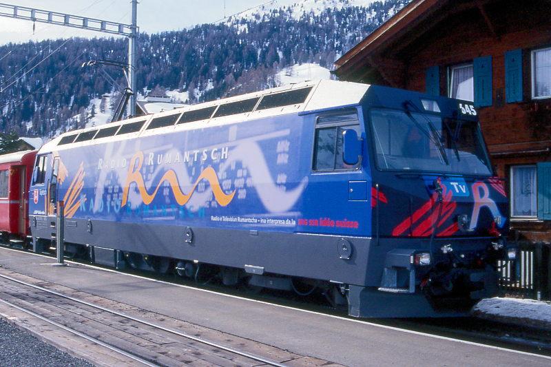 RhB - Ge 4/4 III 645  TUJETSCH  am 26.02.2000 in Celerina - Drehstrom-Universallokomotive - bernahme 31.05.1994 - SLM5493/ABB - 3200 KW - Gewicht 62,00t - LP 16,00m - zulssige Geschwindigkeit 100 km/h - Logo RhB rhtoromainisch - Werbung: RADIO RUMANTSCH - gescanntes Dia 
