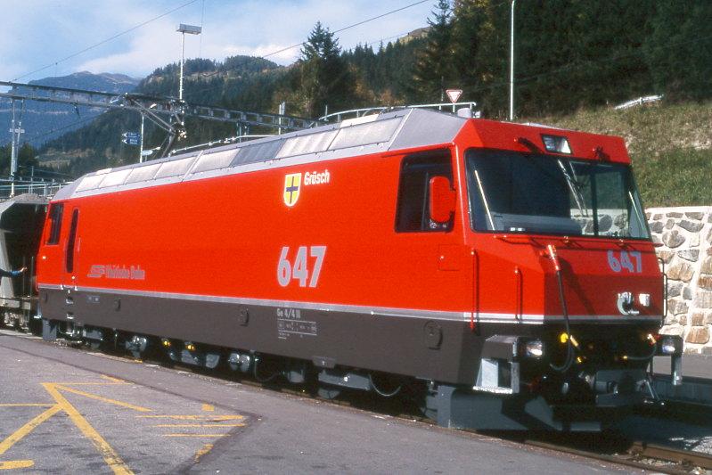RhB - Ge 4/4 III 647  GRSCH  am 19.10.1994 in Tiefencastel - Drehstrom-Universallokomotive - bernahme 20.09.1994 - SLM5634/ABB - 3200 KW - Gewicht 62,00t - LP 16,00m - zulssige Geschwindigkeit 100 km/h - Logo RhB deutsch - Werbung: ohne - gescanntes Dia 
