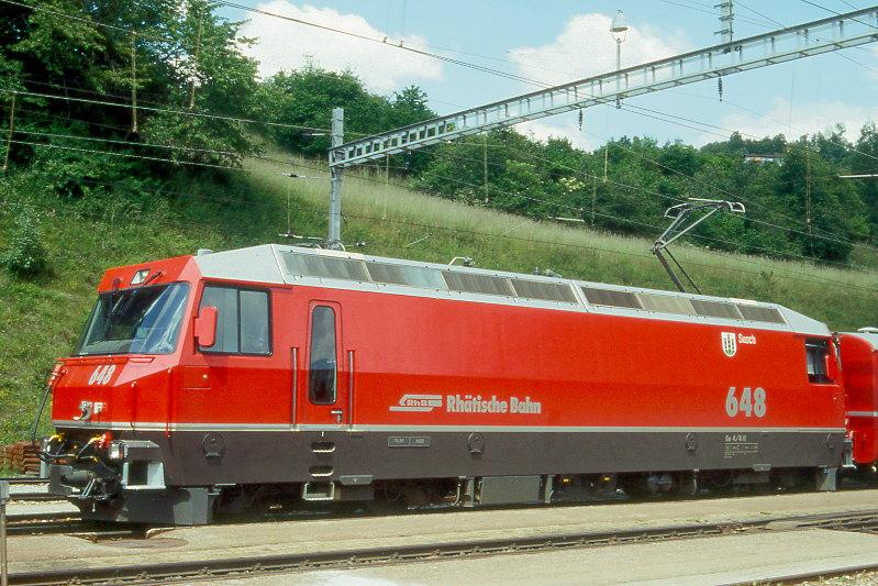 RhB - Ge 4/4 III 648  SUSCH  am 27.06.1995 in Filisur - Drehstrom-Universallokomotive - bernahme 05.11.1994 - SLM5635/ABB - 3200 KW - Gewicht 62,00t - LP 16,00m - zulssige Geschwindigkeit 100 km/h - Logo RhB deutsch - Werbung: ohne - gescanntes Dia 
