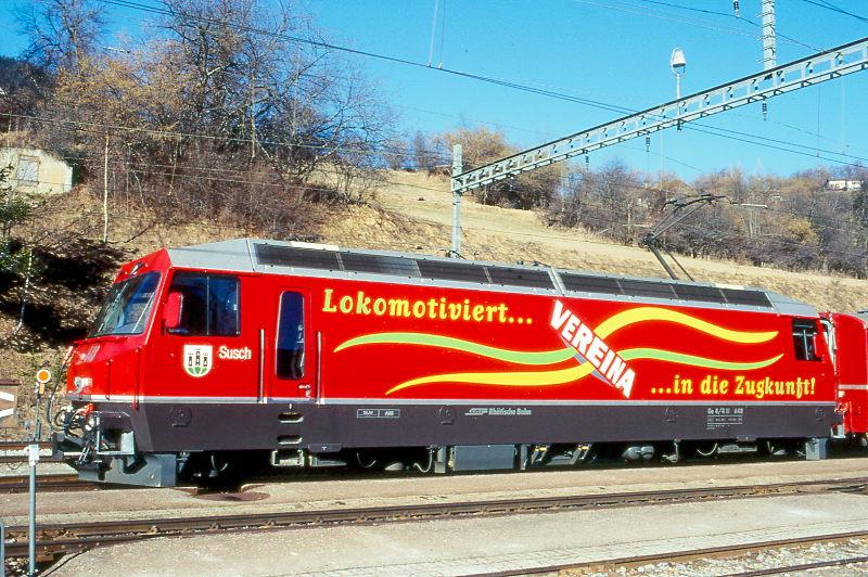 RhB - Ge 4/4 III 648  SUSCH  am 26.02.1998 in Flisur - Drehstrom-Universallokomotive - bernahme 05.11.1994 - SLM5635/ABB - 3200 KW - Gewicht 62,00t - LP 16,00m - zulssige Geschwindigkeit 100 km/h - Logo RhB deutsch - Werbung: VEREINA - gescanntes Dia 
