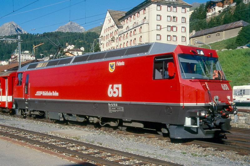 RhB - Ge 4/4 III 651  FIDERIS  am 25.08.2000 in St.Moritz - Drehstrom-Universallokomotive - bernahme 28.09.1999 - SLM/ABB - 3200 KW - Gewicht 62,00t - LP 16,00m - zulssige Geschwindigkeit 100 km/h - Logo RhB deutsch - Werbung: ohne - gescanntes Dia 
