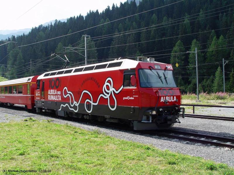 RhB Ge 4/4 III 642  Werbelok 100 Jahre Albula und Ruinaulta  am 17.08.03 in Preda