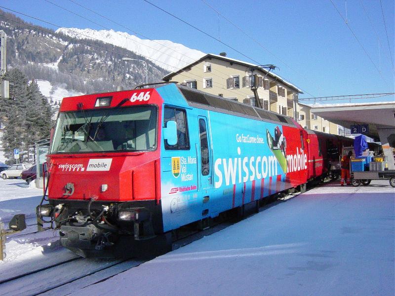 RhB Ge 4/4 III 646 Sta.Maria Val Mstair (Werbe-Lok swisscom mobile)am 11.01.03 in Samedan